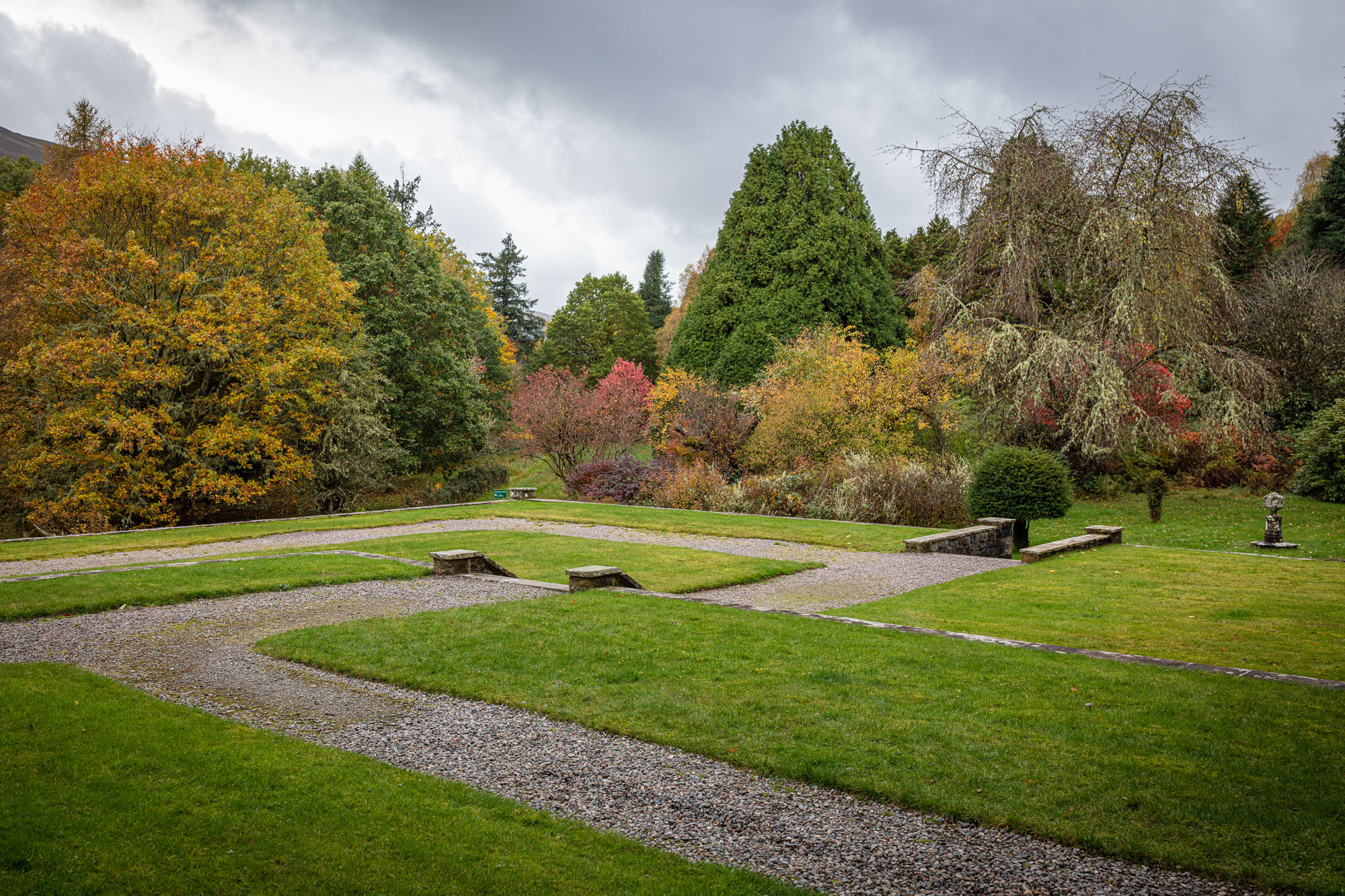 Path to the front of the hotel