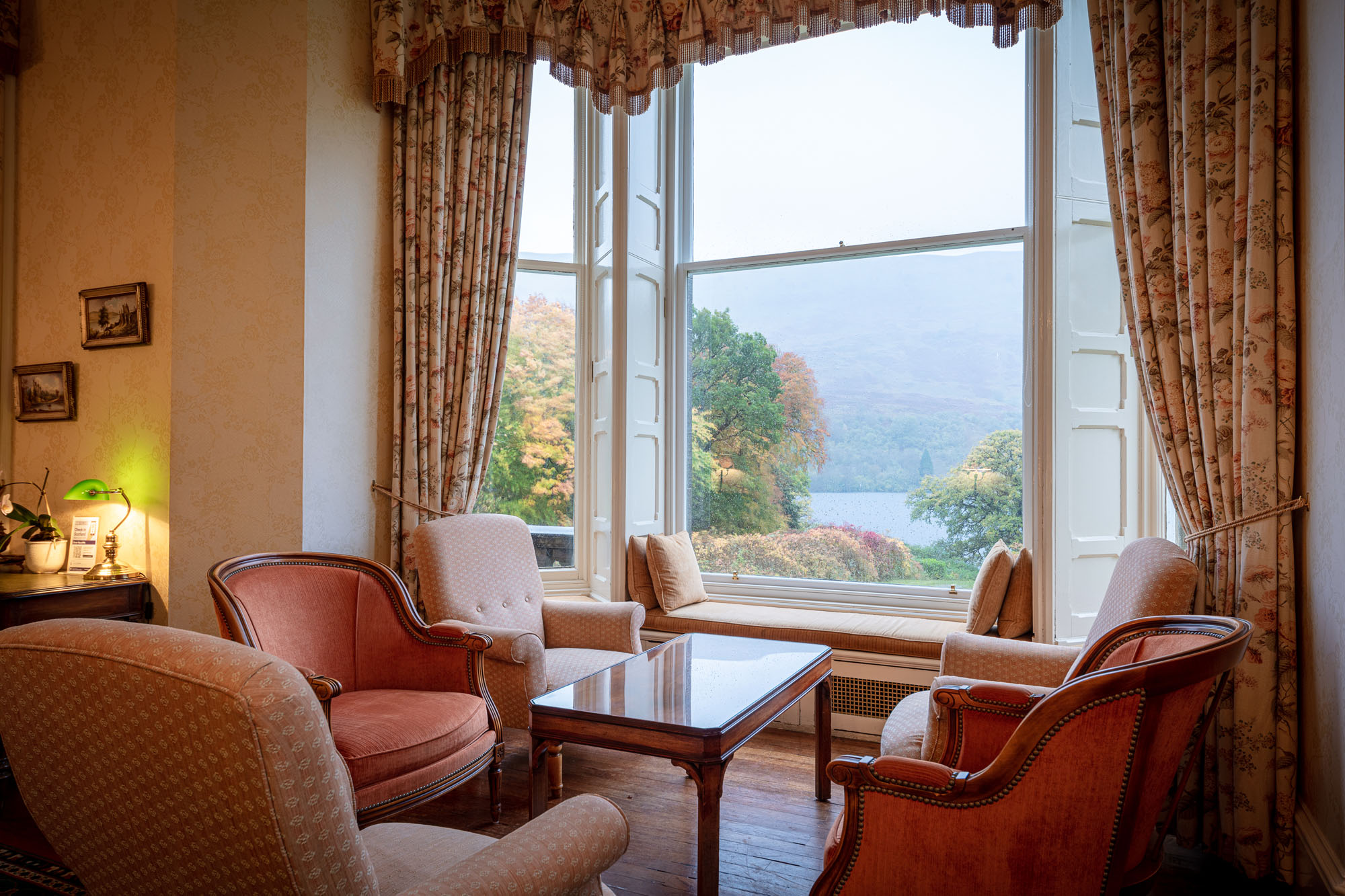 Lounge table with autumn colours